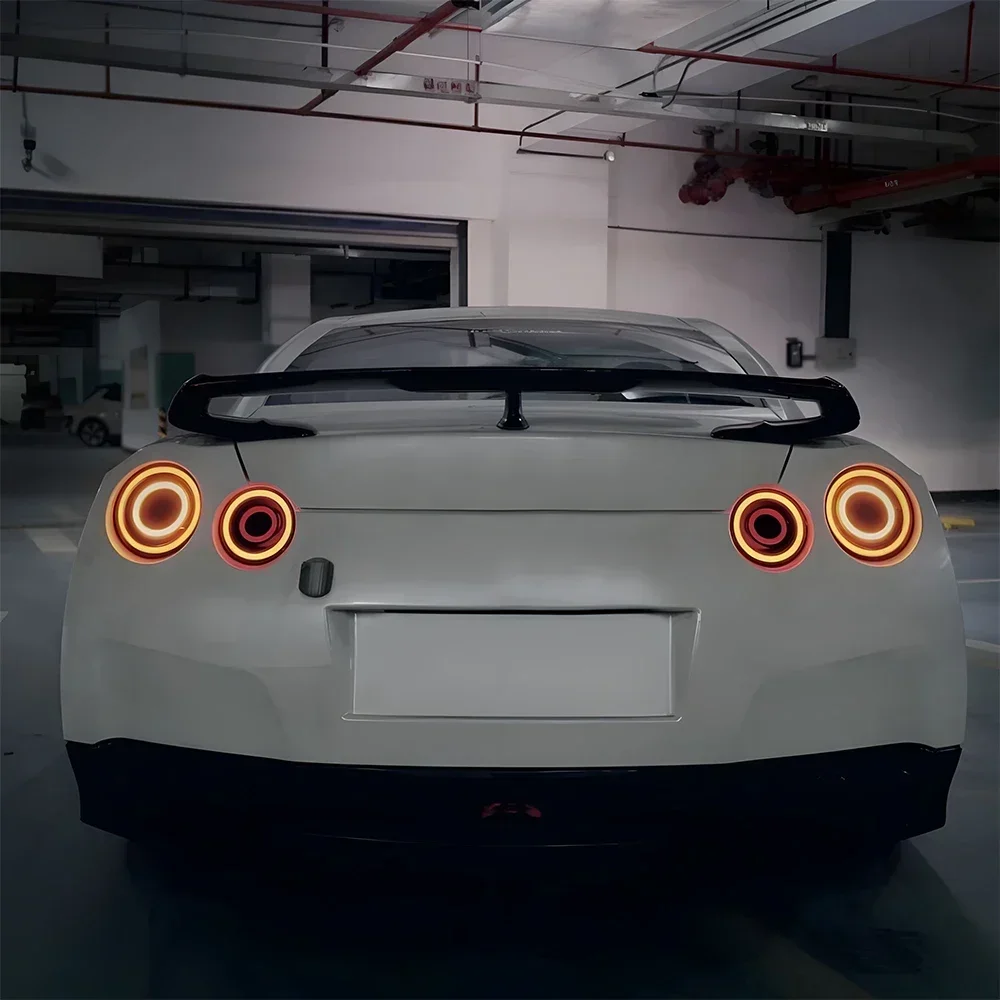 Pilotos traseros LED Nissan GT-R con intermitente dinámico