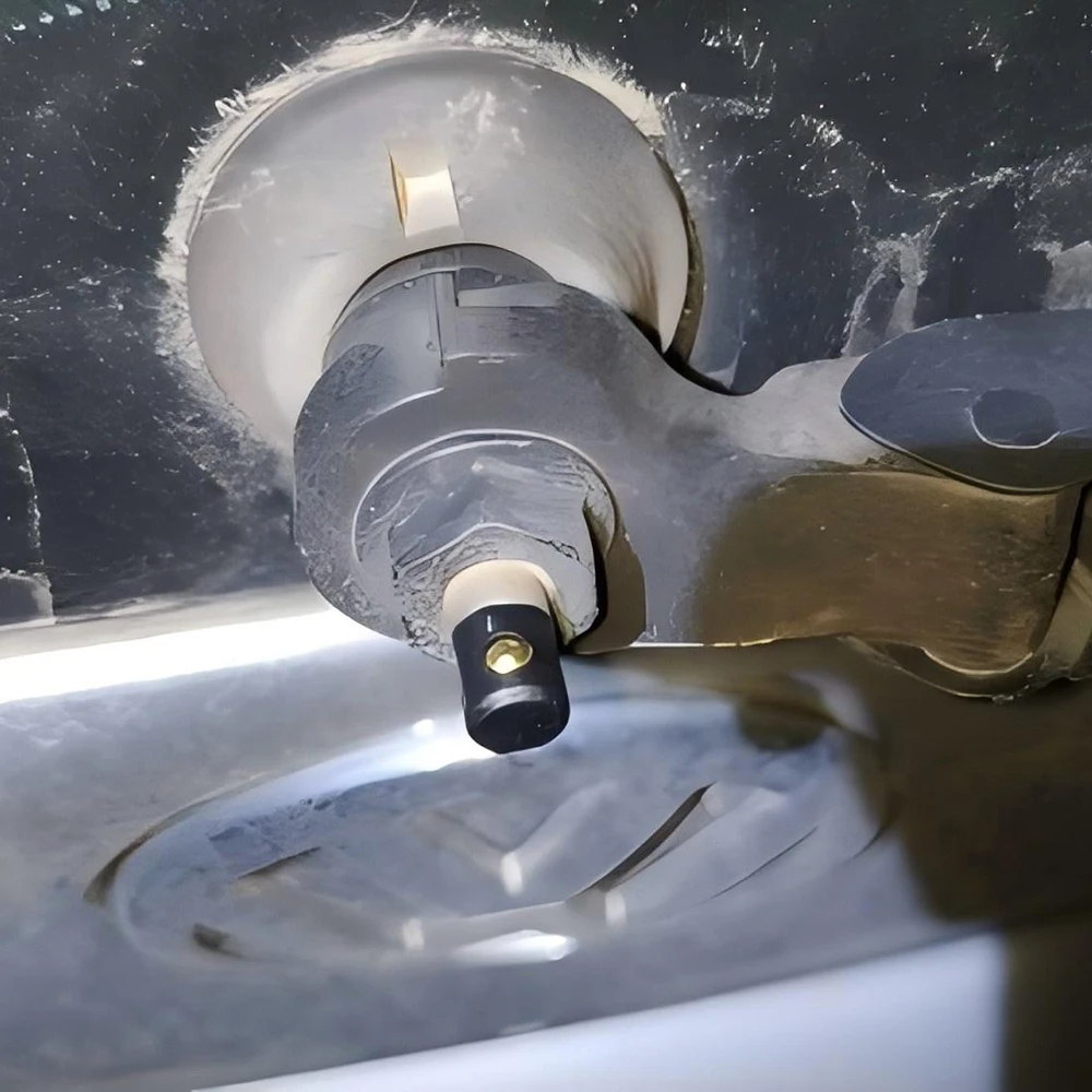 Boquilla instalada en brazo de limpiaparabrisas