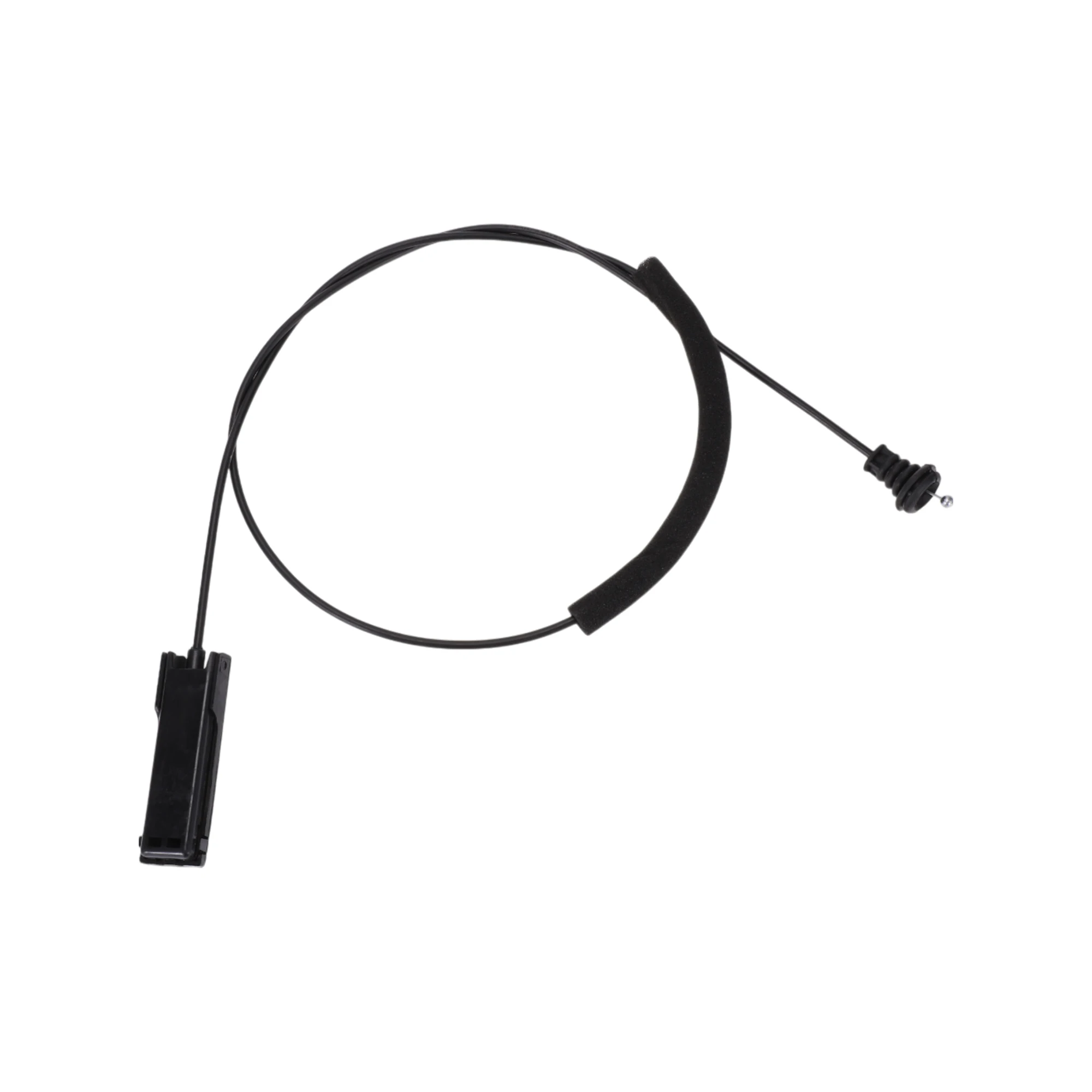 Detalle del guiado del cable de liberación de capó a lo largo del vano motor