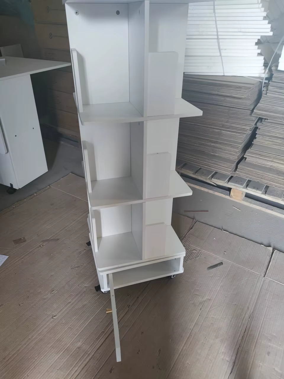 Estantería giratoria de madera 3 estantes con ruedas y cajón - imagen 5