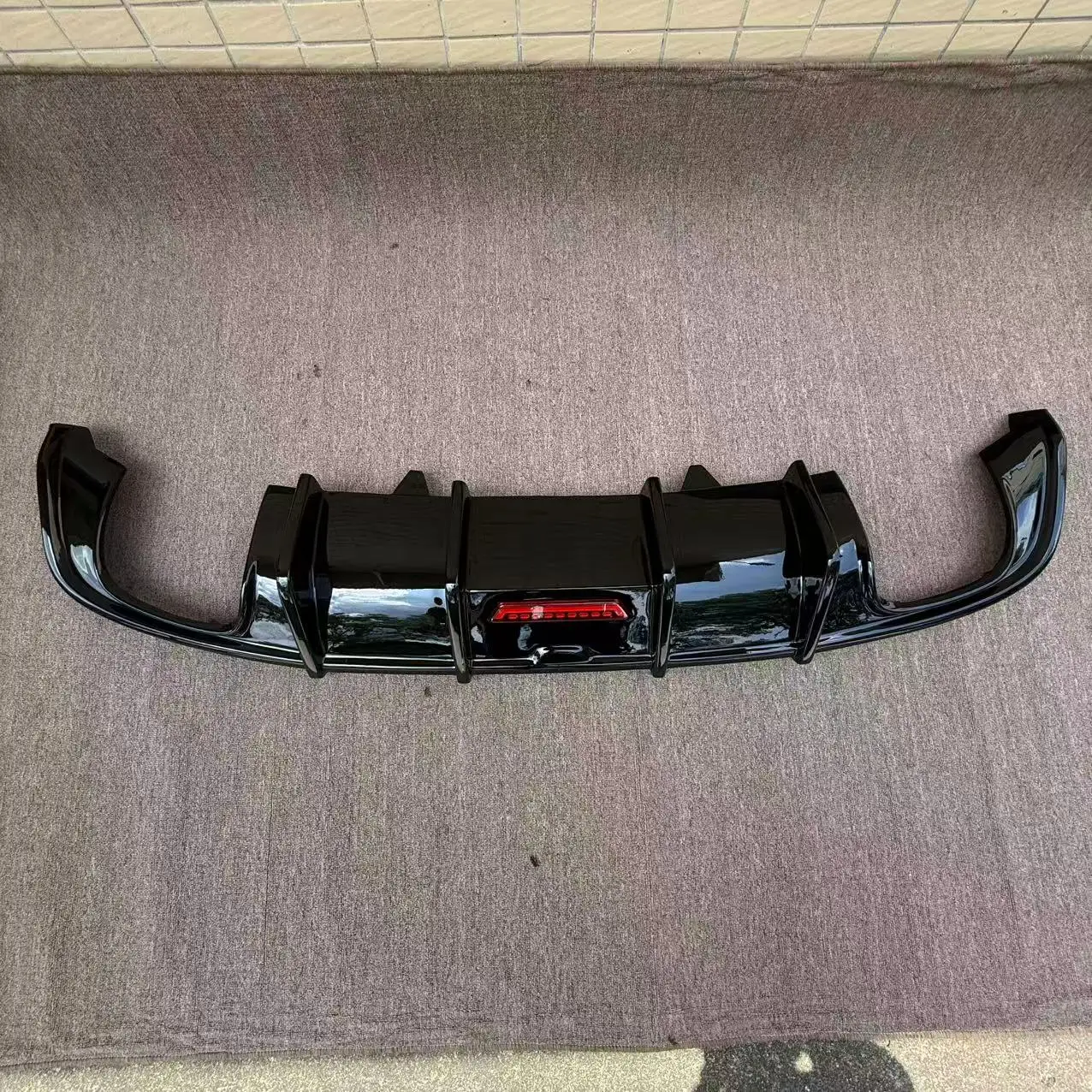 Difusor de labio trasero de carbono negro instalado en un Audi A4