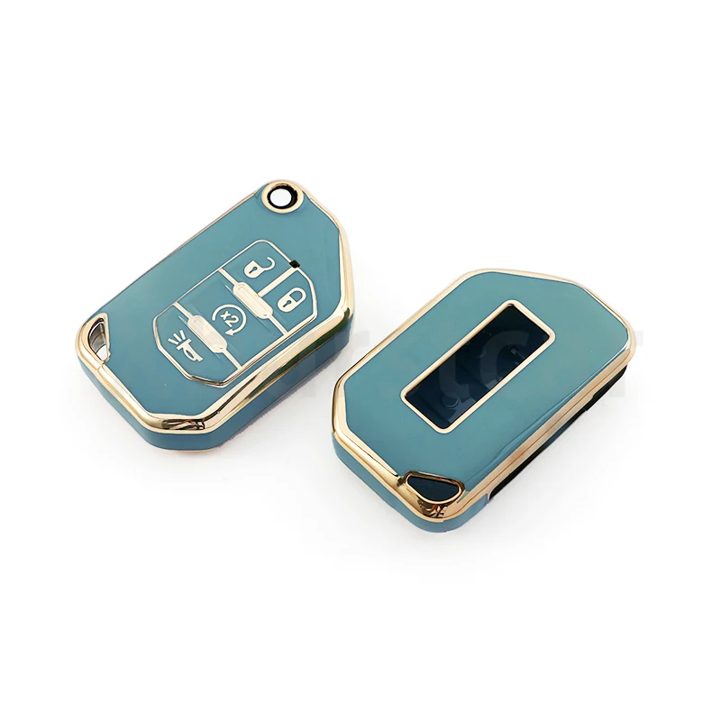 Funda con borde dorado en mano