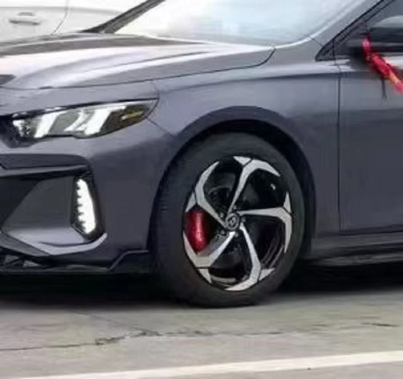 Detalle de diseño y acabado de una llanta para automóvil