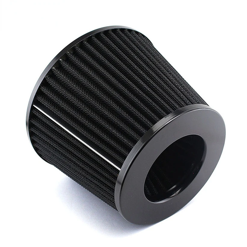 Vista lateral del filtro cónico instalado en el compartimiento del motor