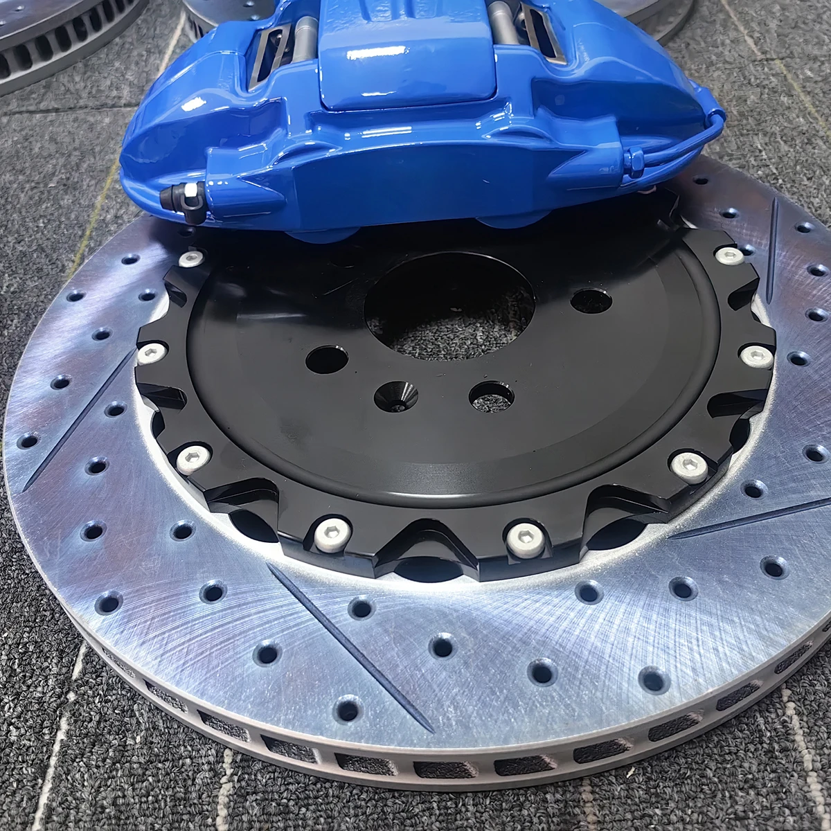 Pinzas de freno azules 6 pistones – Jaguar F-Pace, XE, XF - imagen 3