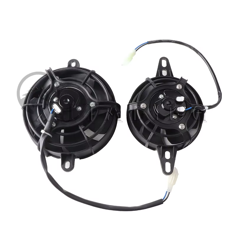 Ventilador eléctrico negro instalado junto a un radiador de motocicleta