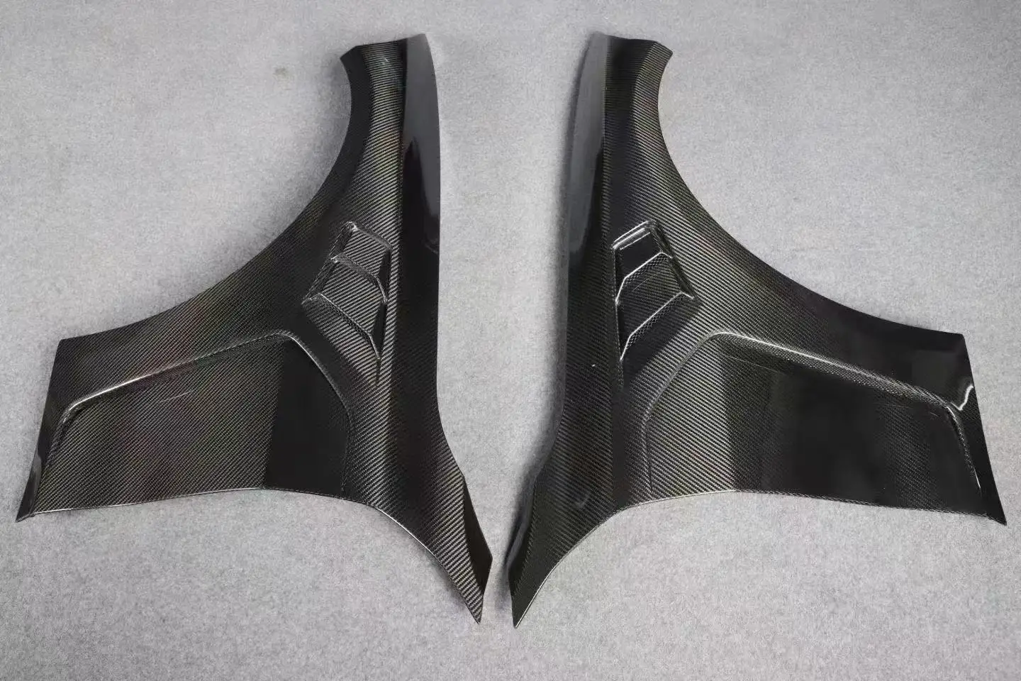 Guardabarros seco fibra carbono BMW M4 G82 con persianas ventilación - imagen 4