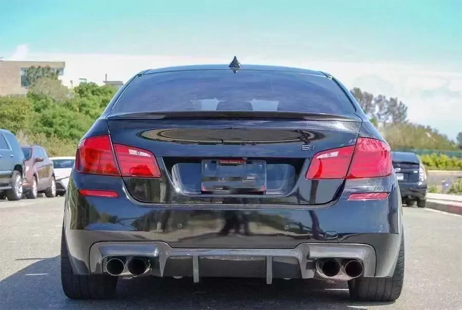 Labio trasero carbono BMW - detalle de los divisores