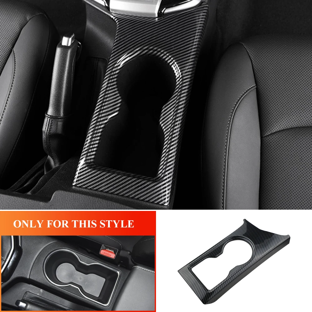 Cubierta decorativa para portavasos estilo fibra de carbono en Isuzu D-Max