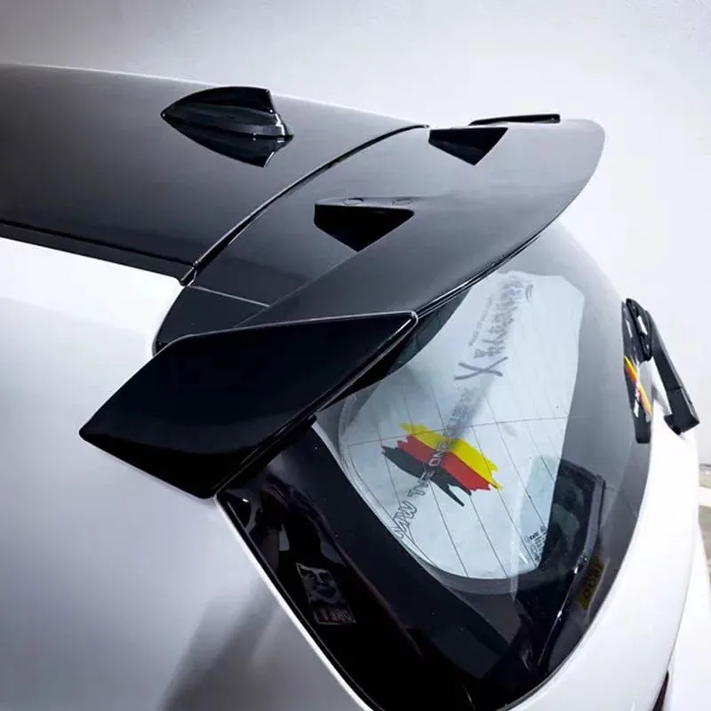 Alerón universal de carbono negro instalado en la parte trasera de un coche