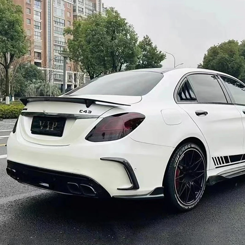 Alerón trasero deportivo instalado en Mercedes Benz C W205