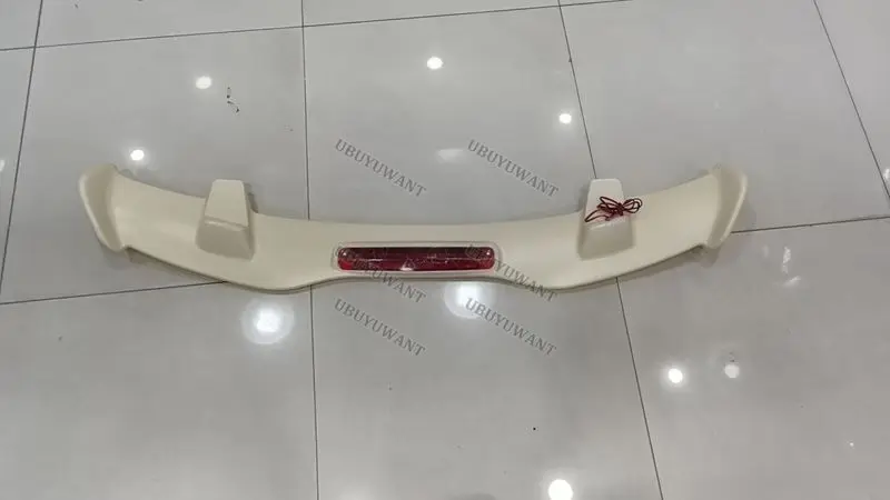 Alerón trasero LED para Volkswagen en color negro mate