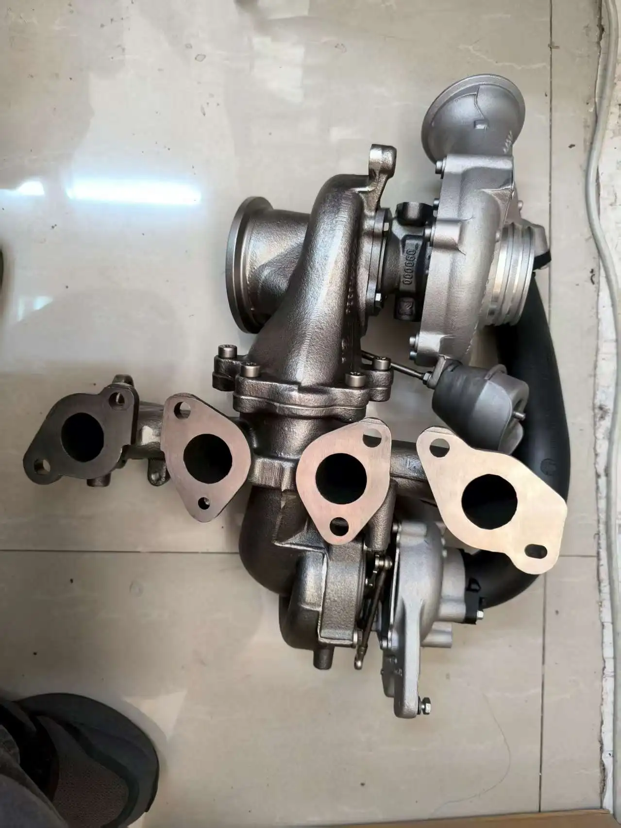 Turbocompresor doble Volvo vista frontal