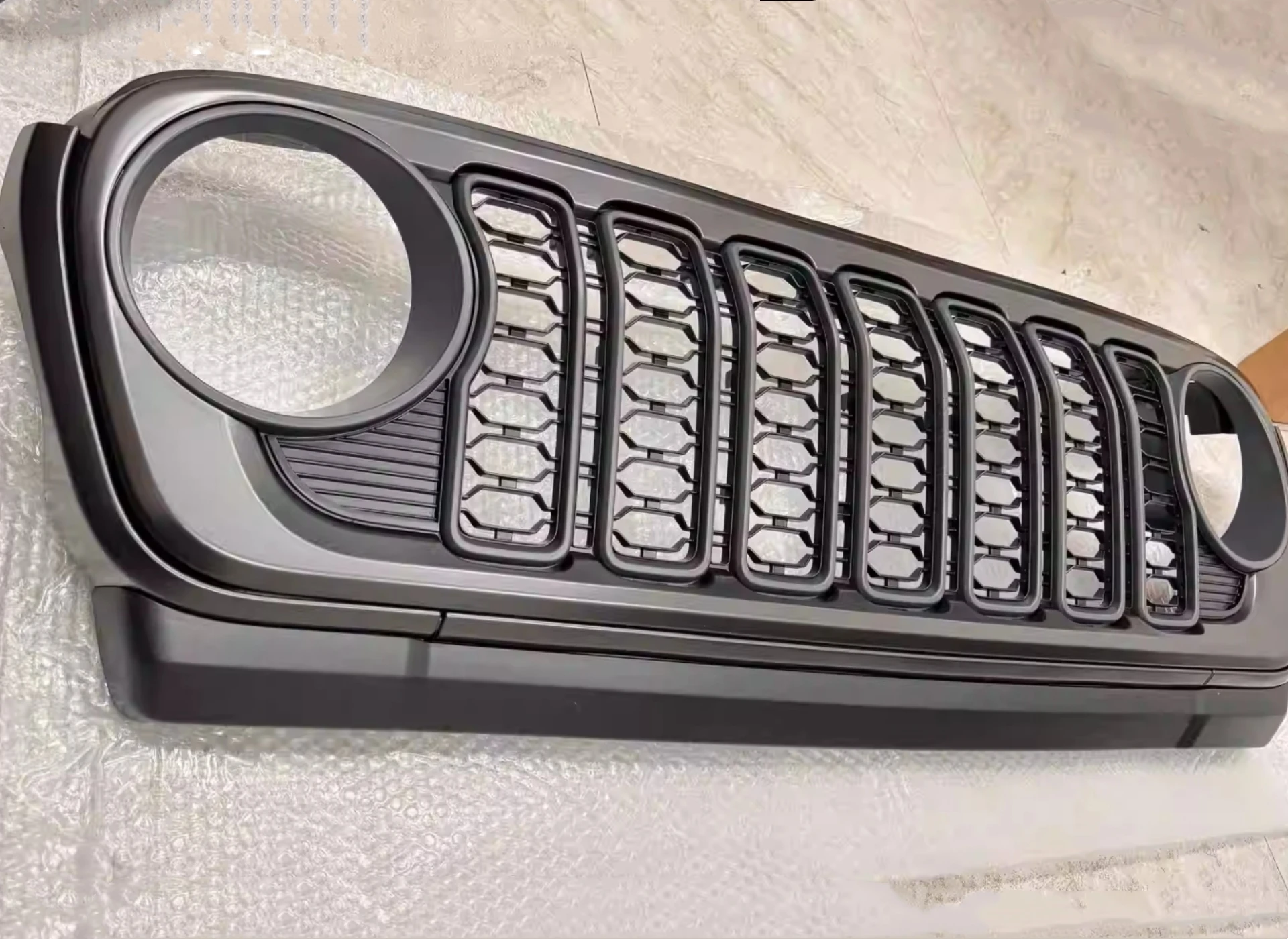 Rejilla delantera para radiador Jeep Wrangler JL 2018-2024 con máscara - imagen 4