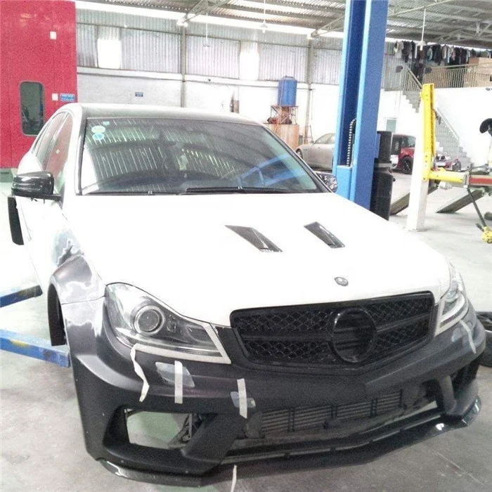 W204 C63 Sedan Coupe AMG Kit de carrocería serie negra C200 C250 C63 AMG Kit de carrocería Coupe Accesorios perfectos 2011 + - imagen 5