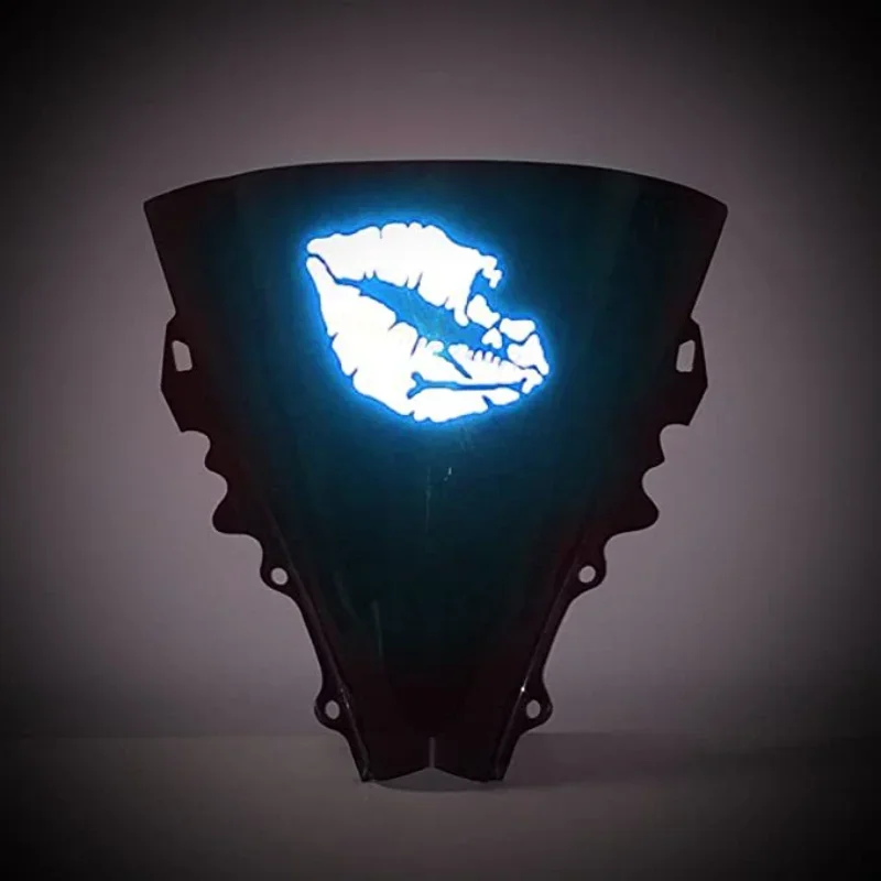 Pegatina reflectante de calavera con labios para casco de moto - imagen 2
