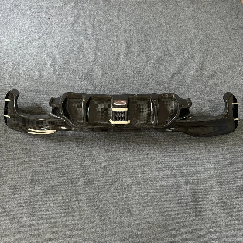 Detalle del kit de spoiler y splitters traseros para BMW