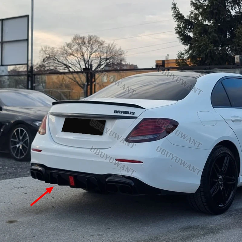 Labio trasero carbono Mercedes - ángulo inferior del kit