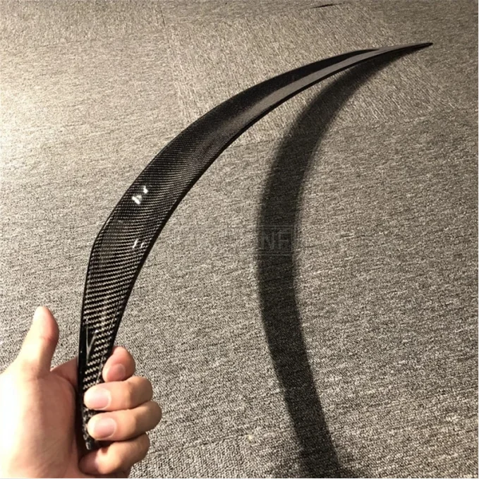 Detalle del tejido de carbono y bordes del spoiler
