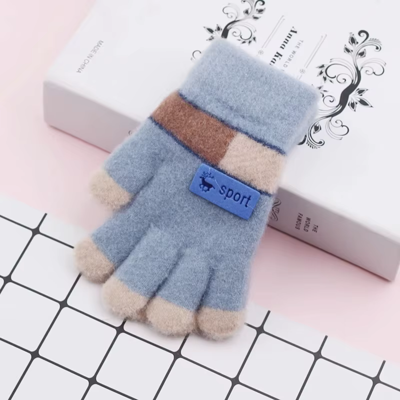 Vista de los guantes de invierno para uso infantil