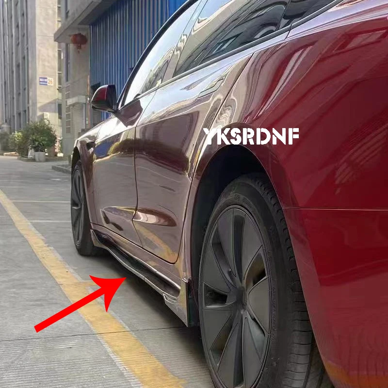 Comparativa del lateral del vehículo antes y después de instalar los faldones