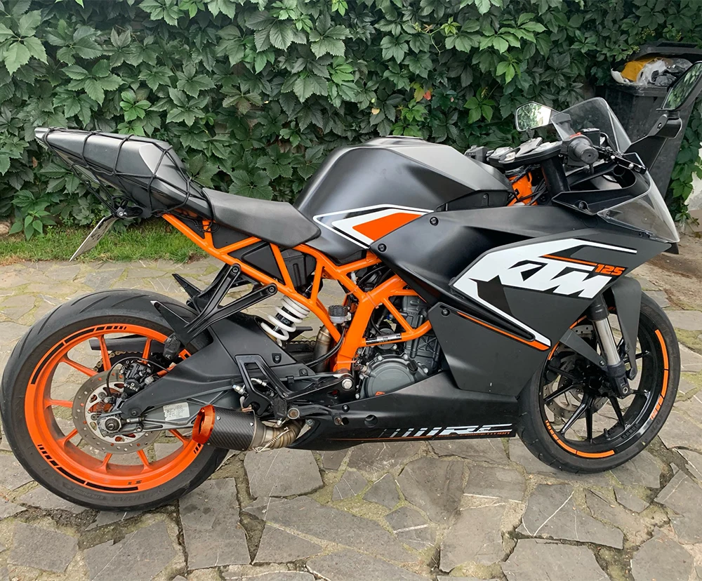 Instalación del silenciador de carbono en motocicleta