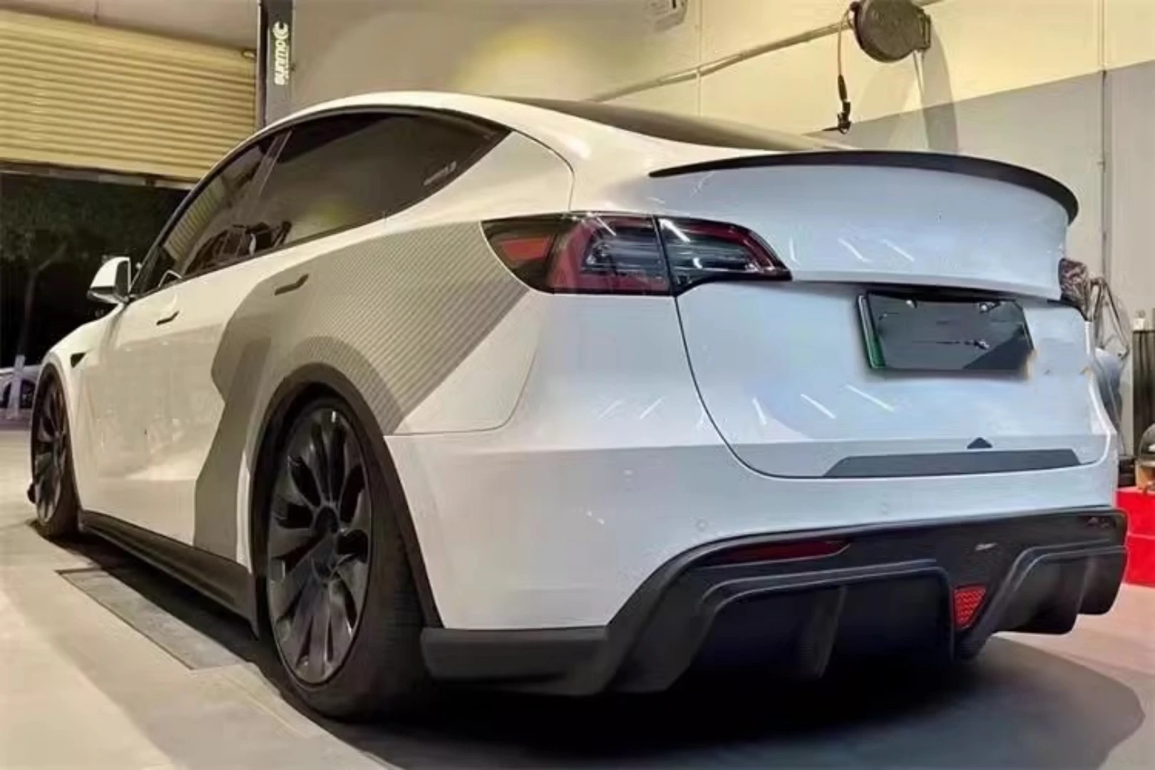 Kit fibra de carbono Tesla Model Y – parachoques, faldón y alerón - imagen 5