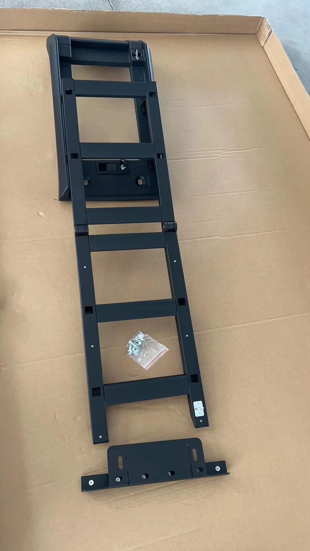 Caja portaherramientas abierta mostrando capacidad