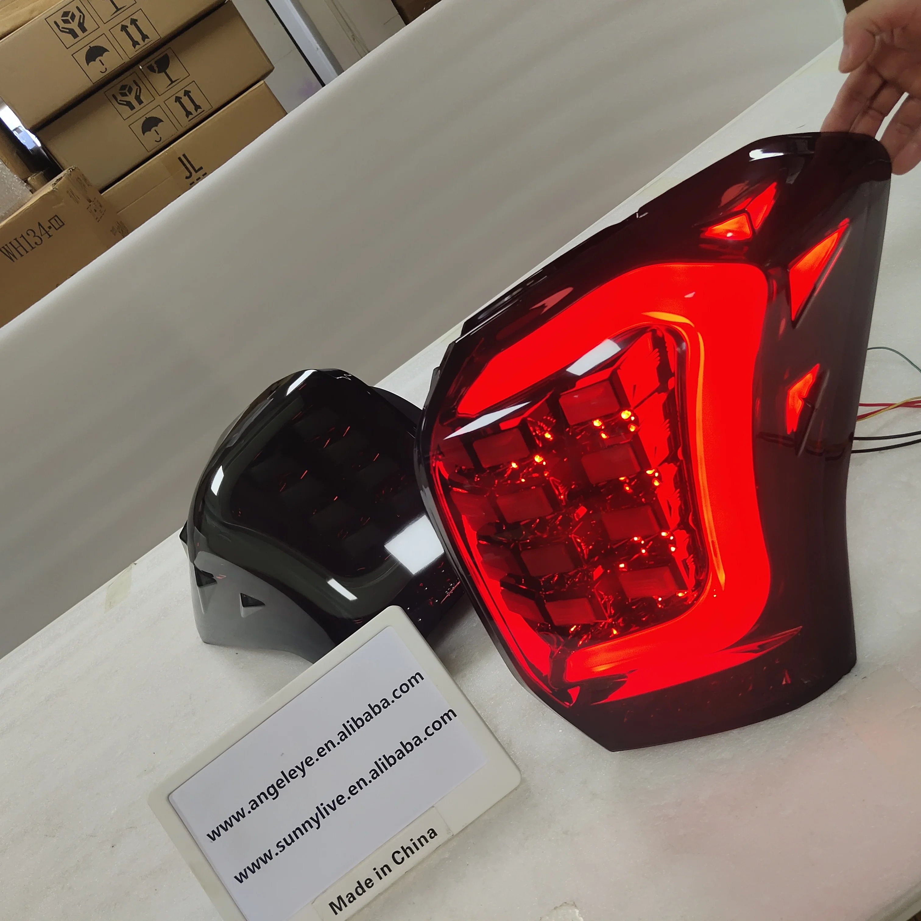 Luz trasera LED TW Subaru Forester 2013-2015 carcasa roja ahumada - imagen 2
