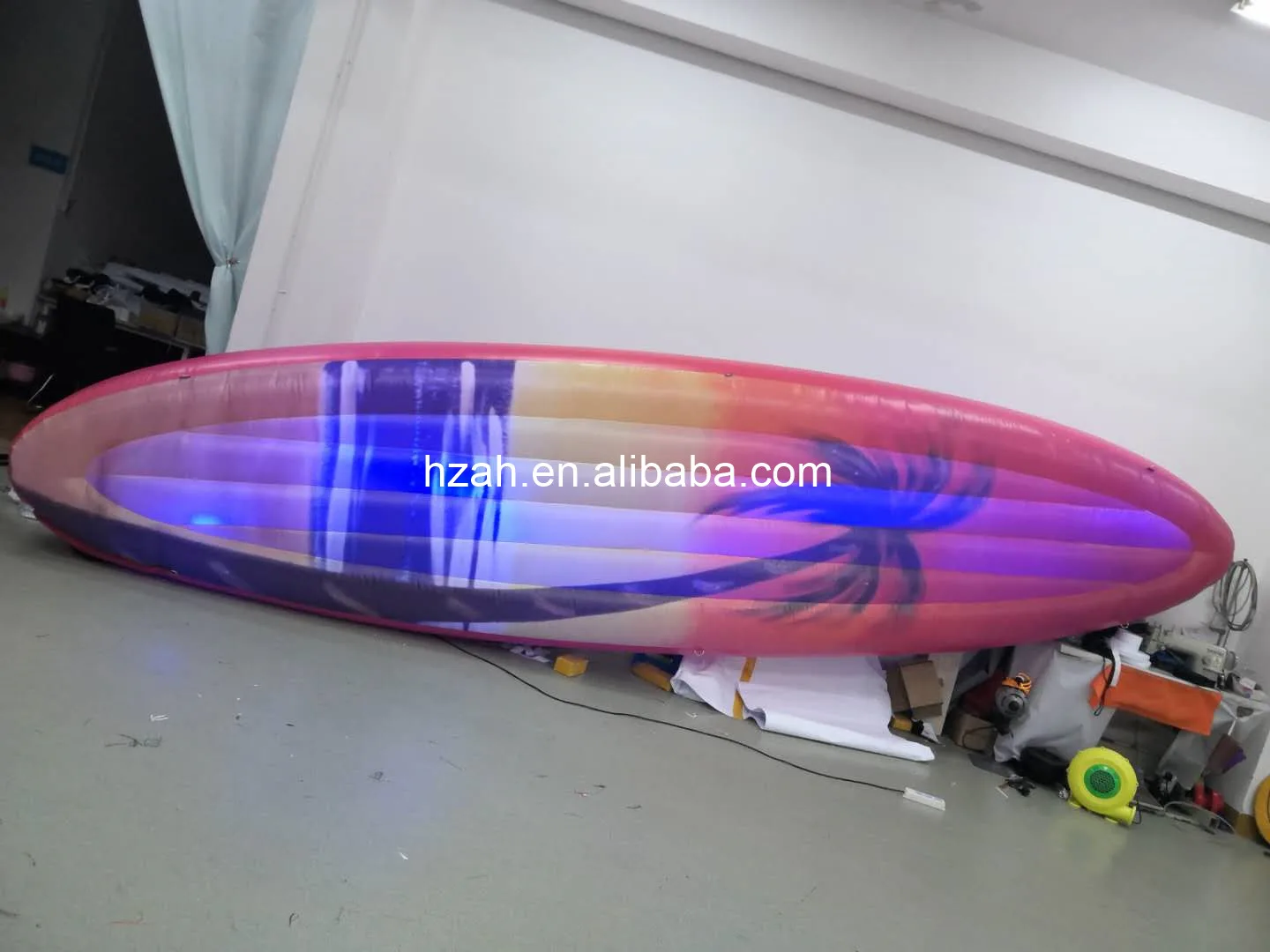 Tabla de surf inflable gigante con modelo de remo de luz LED para publicidad - imagen 4