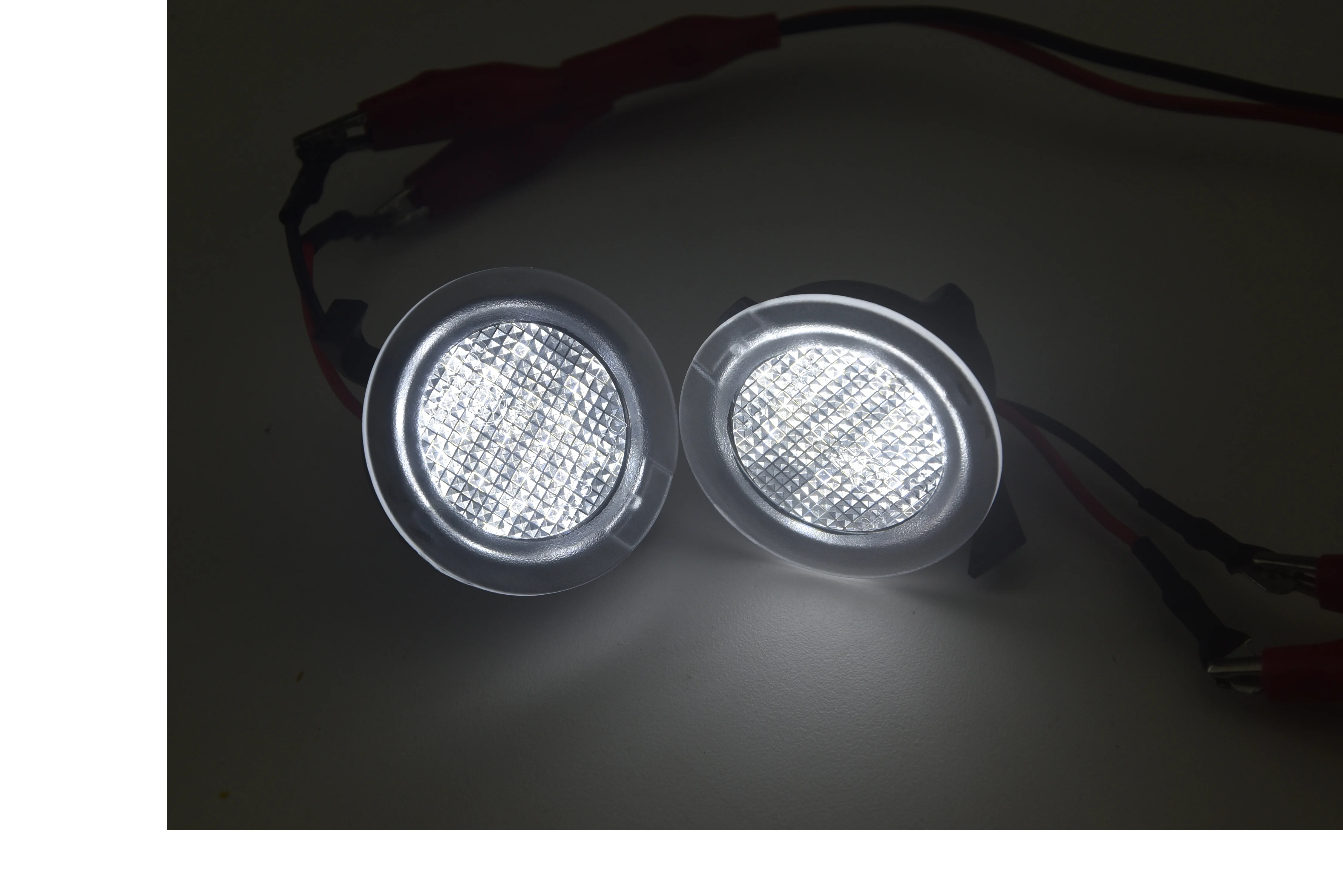 Detalle de la lente LED y acabado de la luz de charco