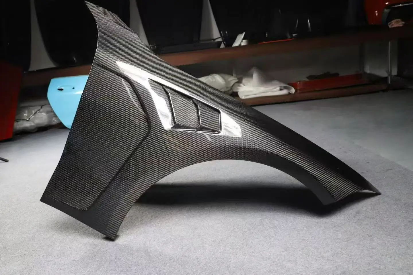 Guardabarros seco fibra carbono BMW M4 G82 con persianas ventilación - imagen 3