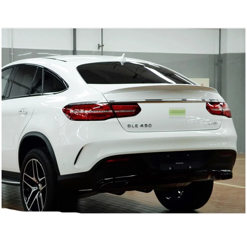 Vista del alerón trasero para automóvil Benz GLC Coupe