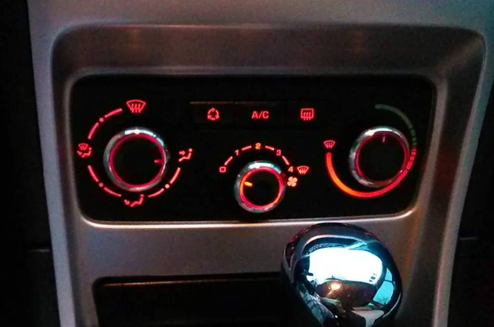Comparativa de las perillas nuevas junto al panel de control