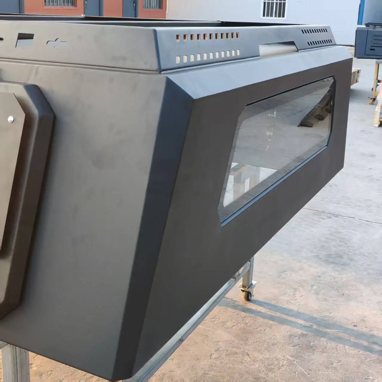 Tapa rígida de acero impermeable para caja de pickup con cierre manual - imagen 2