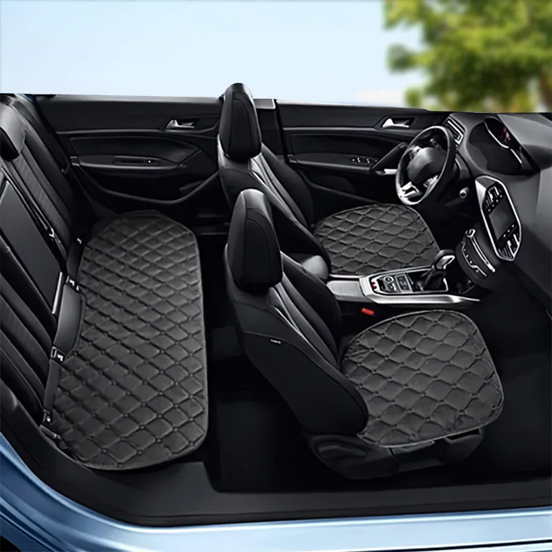 Funda de felpa negra y gris colocada en el asiento de un coche