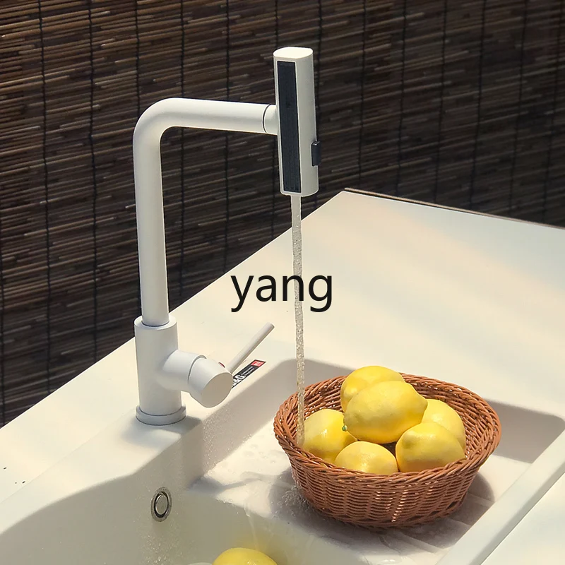Fregadero blanco instalado en encimera con grifo y accesorios visibles