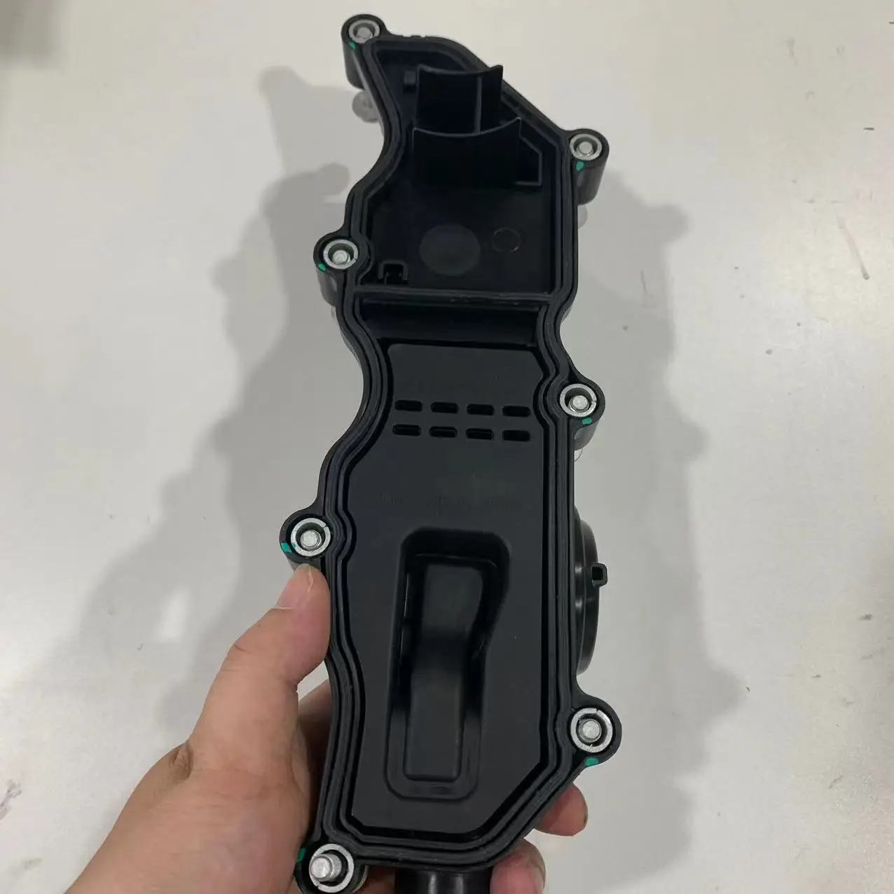 LR110348 Tapa de ventilación del motor AJ200 para Evoque y Discovery - imagen 3