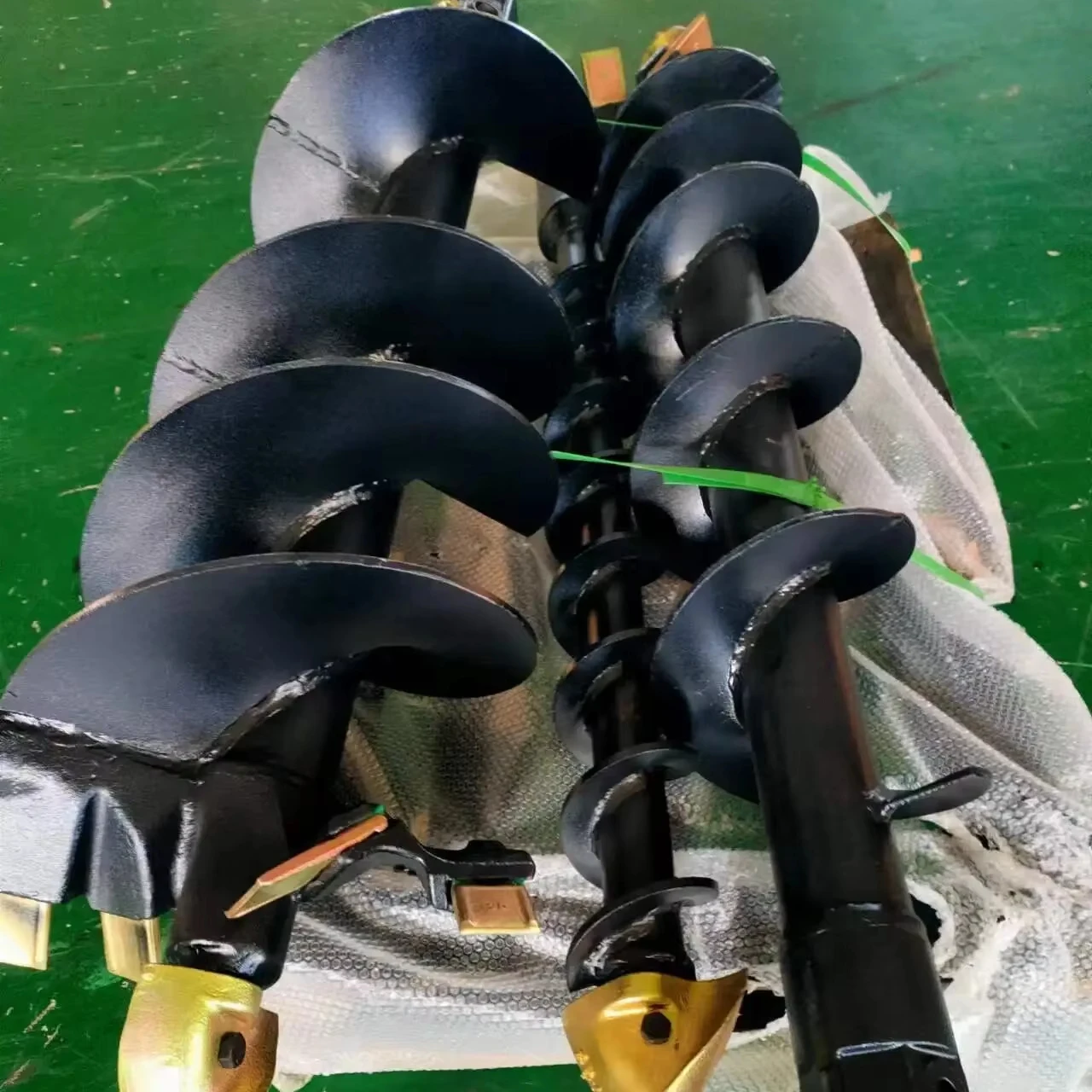 Taladro de tierra hidráulico de alta calidad para accesorios de excavadora Material duro duradero con componente de caja de cambios central