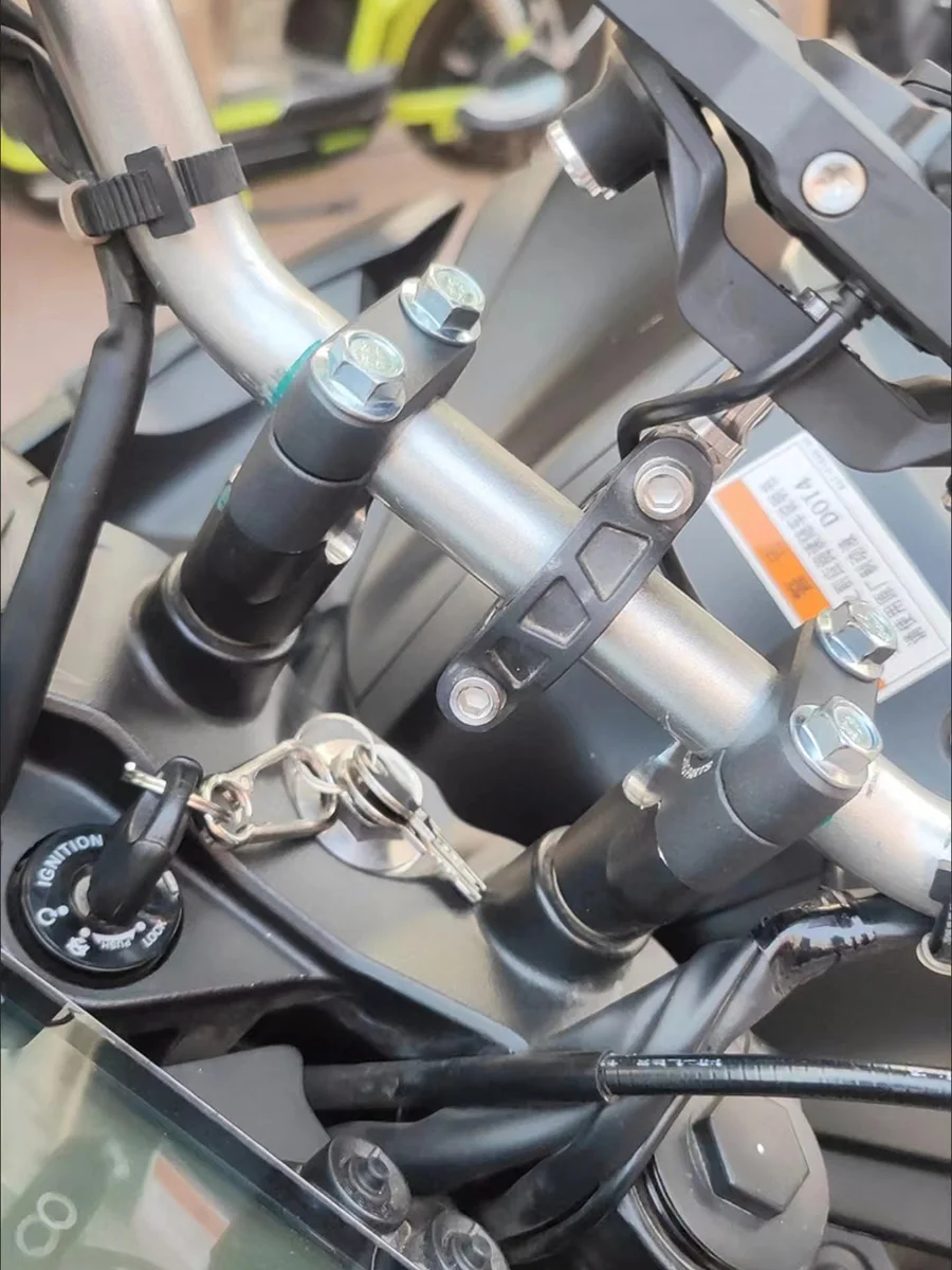 Manillar de motocicleta en posición de uso
