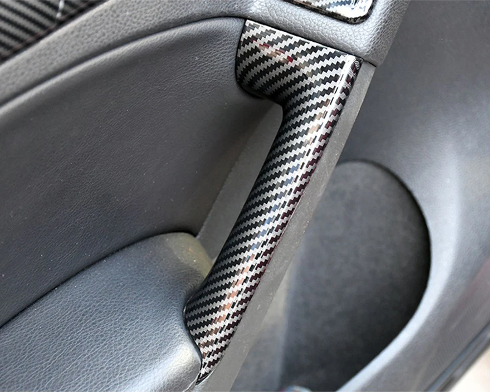 Detalle del acabado decorativo tipo fibra de carbono