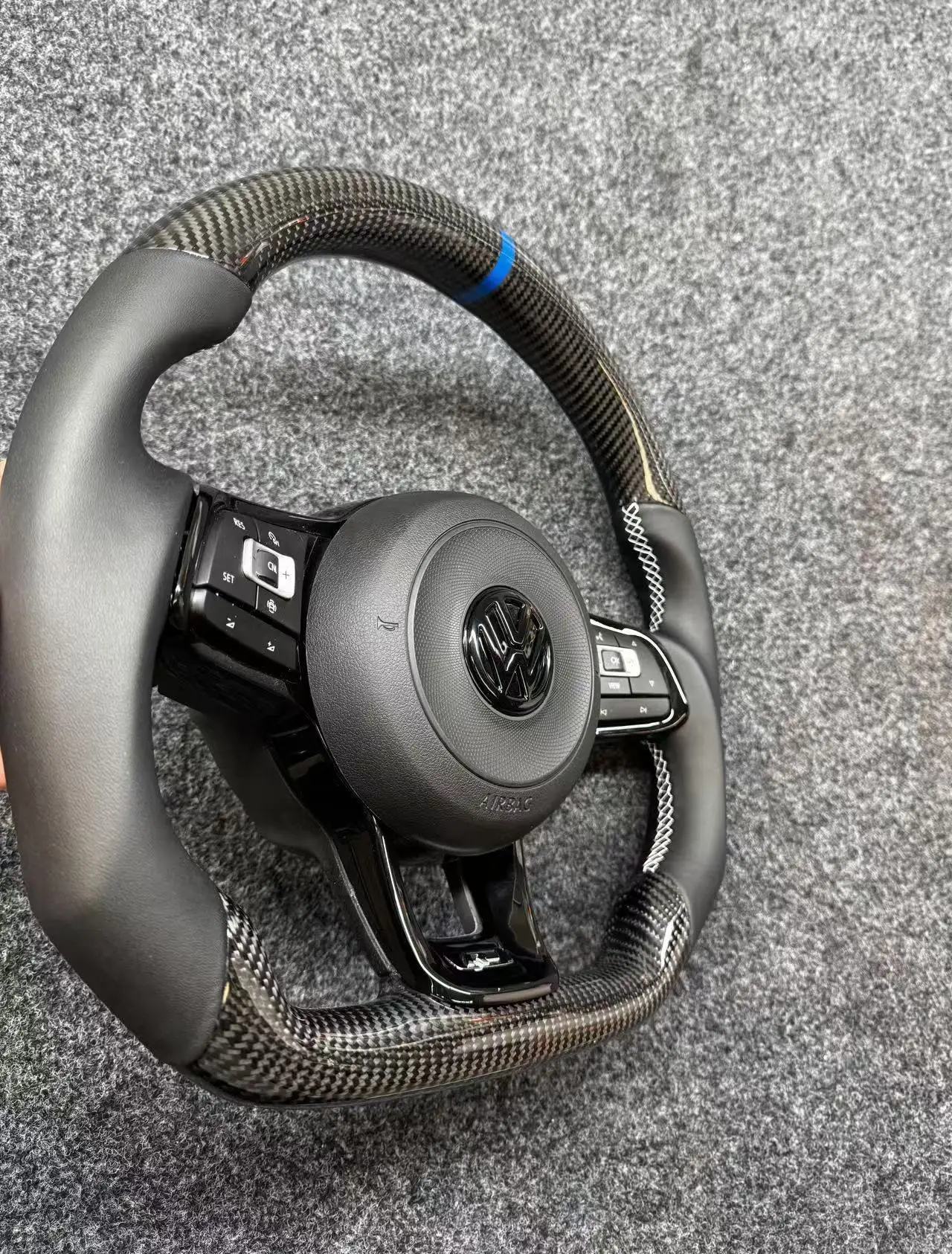 Volante fibra carbono GTI para Volkswagen Golf - imagen 5