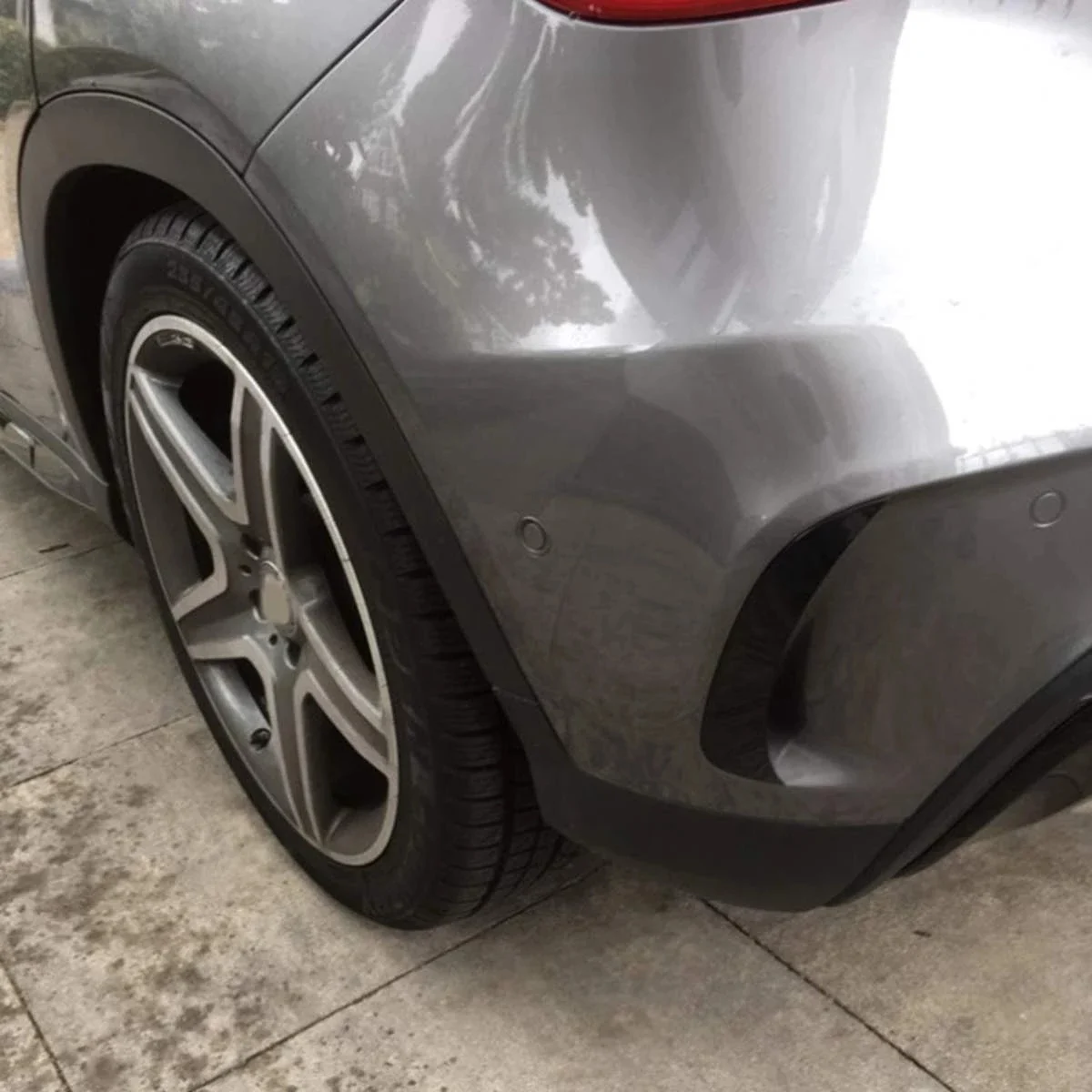 Par de rejillas ventilación parachoques trasero Mercedes GLA X156 negro brillante - imagen 3