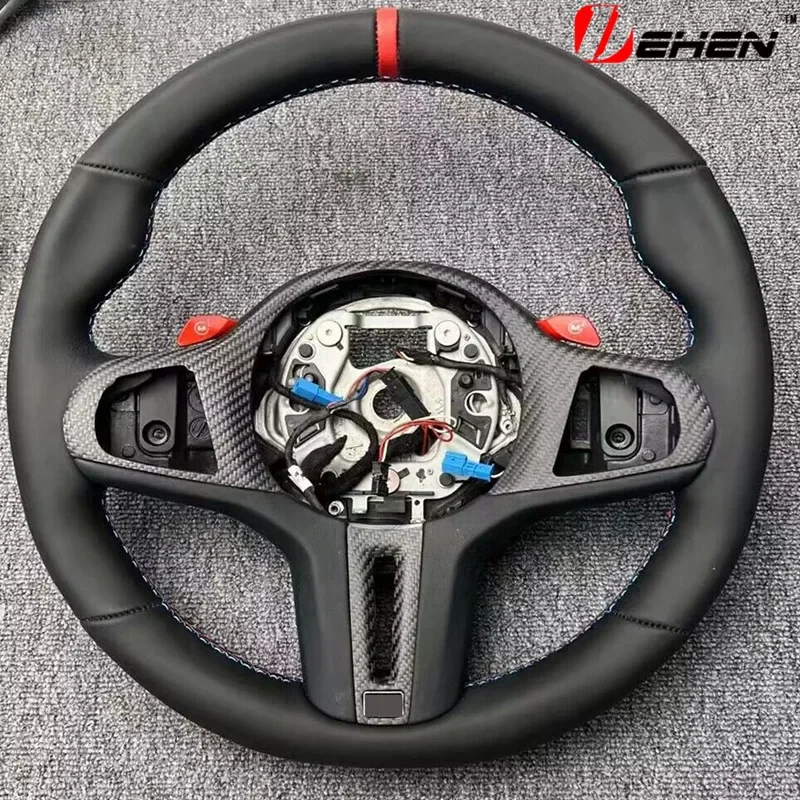 Panel decorativo para volante de coche de fibra de carbono instalado