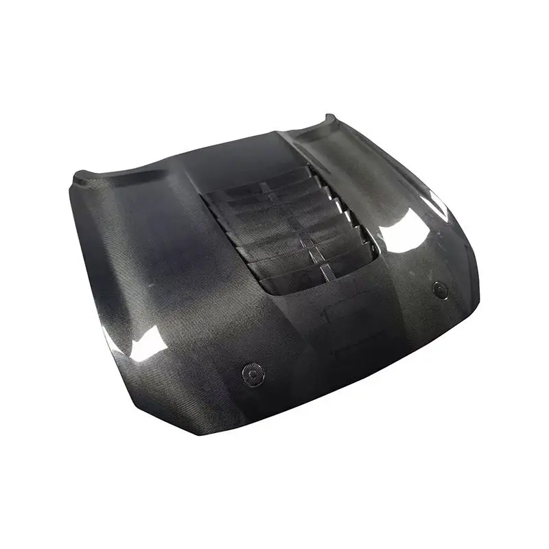 Capó de fibra de carbono instalado en un Ford Mustang