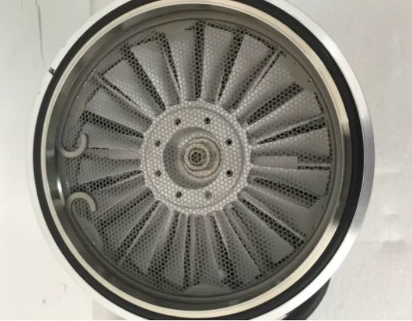 Detalle de brida y conexiones de la turbobomba PFEIFFER ATH500M