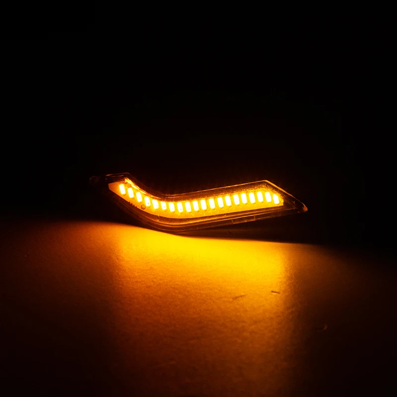 Espejo de moto con señalización LED encendida