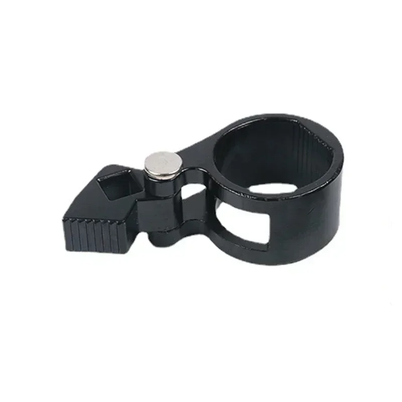 Llave universal para extraer la barra de dirección interior