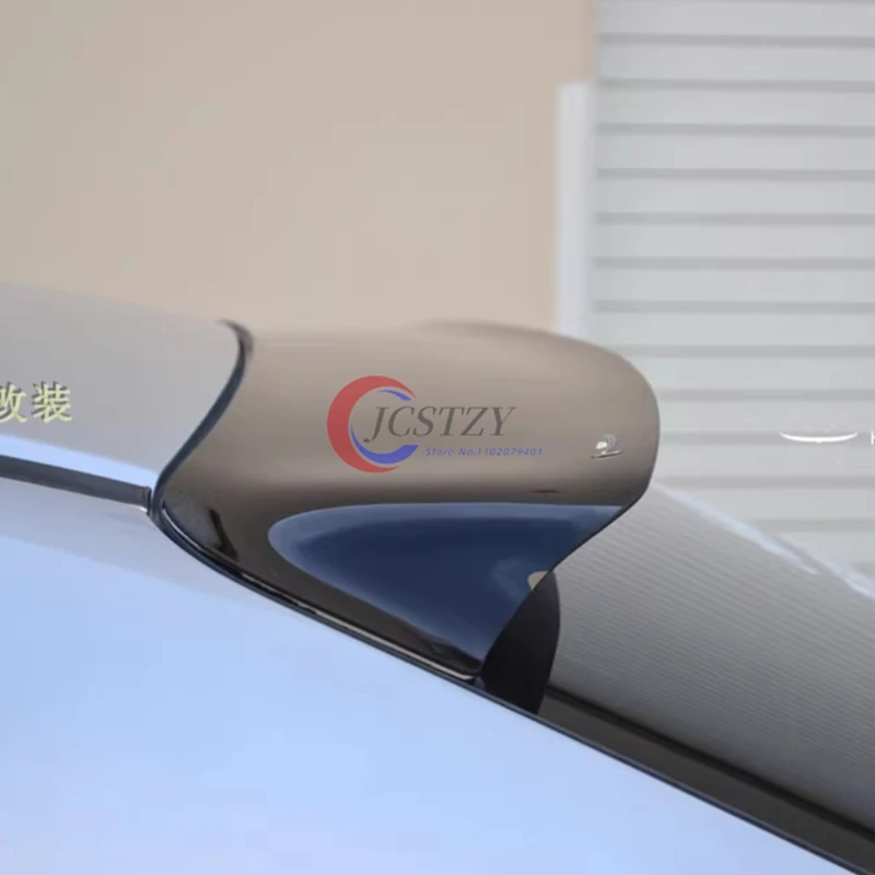 Primer plano del perfil del alerón tipo visera en la luneta trasera