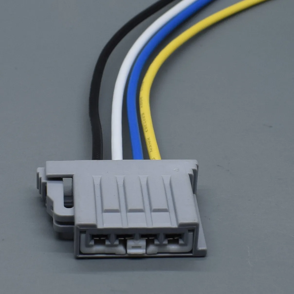 Enchufe automotriz con terminal para arnés de cables